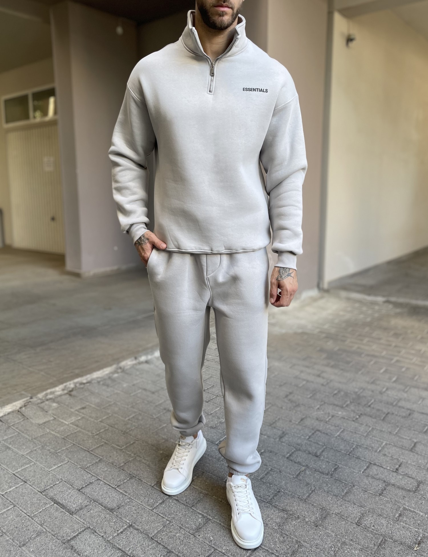 Ανδρικό γκρι φούτερ με μισό φερμουάρ και λογότυπο στο στήθος ES26003G φωτογραφία